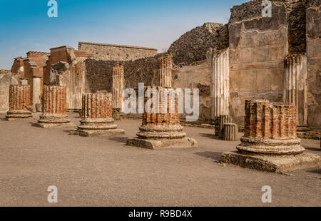 Ruines de Pompéi : Forum reste dans l'ancienne ville de Pompéi détruite par l'éruption du volcan Vésuve, Italie Banque D'Images