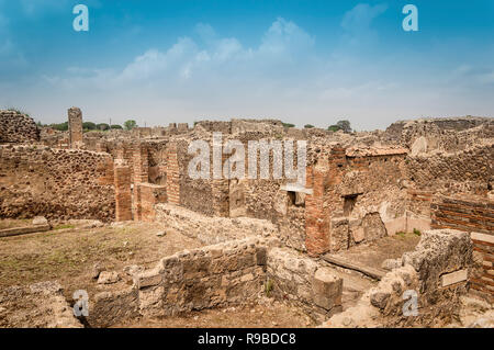 Les ruines de Pompéi. Vestiges des anciennes maisons détruites par l'éruption du Vésuve, Italie. Site archéologique de Pompéi. Banque D'Images