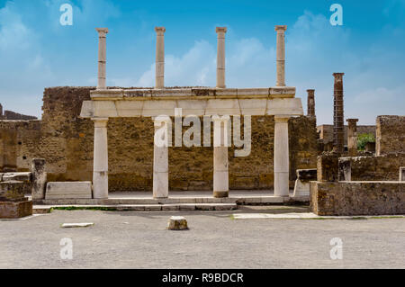 Ruines de Pompéi : Forum reste dans l'ancienne ville de Pompéi détruite par l'éruption du volcan Vésuve, Italie Banque D'Images