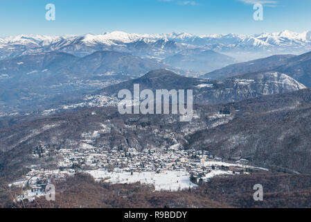 L'Italie. Le parc régional Campo dei Fiori au premier plan, avec Brinzio village, dans l'arrière-plan la chaîne alpine Banque D'Images