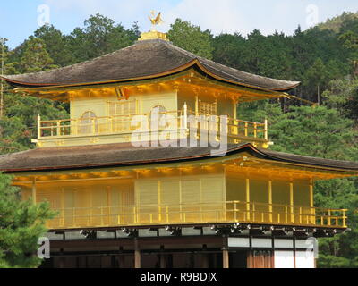 Photo du haut de deux étages et golden phoenix à Kinkakuji Temple d'or, Kyoto, miroitant dans le soleil d'automne, octobre 2018 Banque D'Images