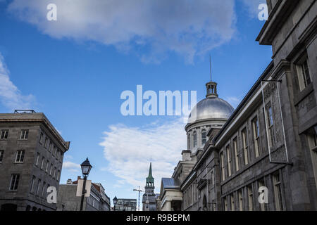 Marché Bonsecours à Montréal, Québec, Canada, au cours d'un après-midi ensoleillé, avec l'ancien blason de la ville. Marché Bonsecours est l'une des principales a Banque D'Images