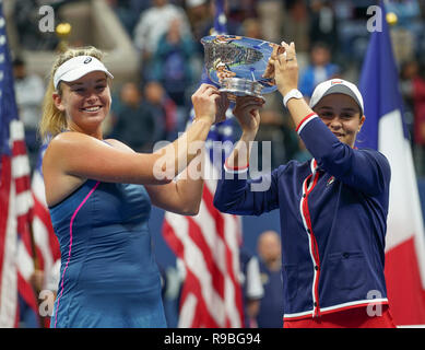 New York, NY - 9 septembre 2018 : Ashleigh Barty de l'Australie & Coco Vandeweghe de USA posent avec trophy après avoir remporté le double dames contre Timea Babos de Hongrie & Kristina Mladenovic de France à 2018 US Open à l'USTA Billie Jean King National Tennis Center Banque D'Images