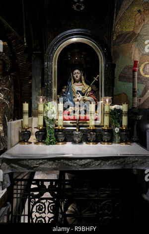 L'autel de Notre Dame des Douleurs ou Stabat Mater dans le Calvaire ou Golgotha dans l'église du Saint Sépulcre à Jérusalem Israël Banque D'Images