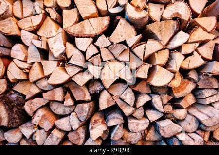 La texture de fond de bois haché ou de sciage fin sur une pile à combustible pour l'hiver dans une vue plein cadre Banque D'Images