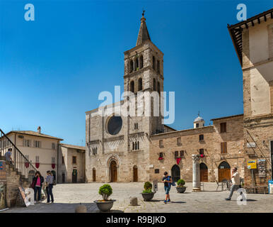 Église de San Michele Arcangelo, 11e siècle, de style roman, à Piazza Silvestri dans centre historique de Raguse, Ombrie, Italie Banque D'Images