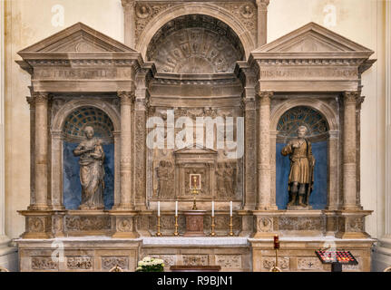 Autel du Sacrement, 1521, des statues de la Sainte Vierge et San Giuseppe à Sant'Emiliano cathédrale en centre historique de Trevi, Ombrie, Italie Banque D'Images