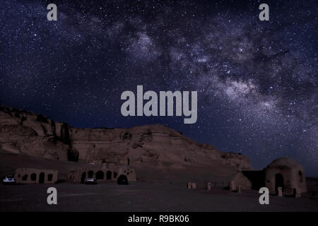 L'astronomie nuit à Wadi El Hitan 'Vallée des baleines' un site paléontologique dans le gouvernorat de Fayoum Egypte, quelque 150 km au sud-ouest du Caire Banque D'Images