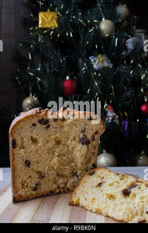 Tranche Panettone avec différents fruits confits. Gâteau de Noël italien Banque D'Images