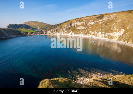 Les eaux bleues de crique de Lulworth Cove Lulworth, dans le Dorset avec au loin Banque D'Images
