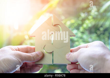 Puzzle en bois attendre de remplir la forme d'accueil pour construire maison de rêve ou la vie heureuse concept pour des biens, d'hypothèques et de l'investissement immobilier. pour l'enregistrement ou je Banque D'Images