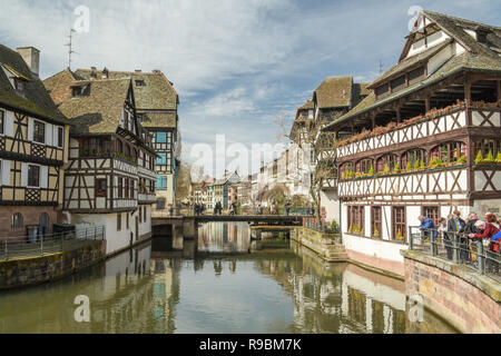 STRASBOURG, FRANCE - 03 avril 2018 : les touristes visitant peu de France à Strasbourg, en France au printemps 2018. C'est l'un des plus pictor Banque D'Images