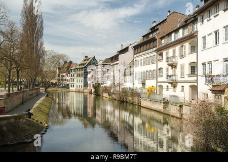 STRASBOURG, FRANCE - 03 avril 2018 : aux personnes bénéficiant d'une belle après-midi ensoleillée dans peu de France à Strasbourg, en France au printemps 2018 Banque D'Images