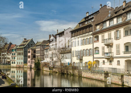 STRASBOURG, FRANCE - 03 avril 2018 : aux personnes bénéficiant d'une belle après-midi ensoleillée dans peu de France à Strasbourg, en France au printemps 2018 Banque D'Images