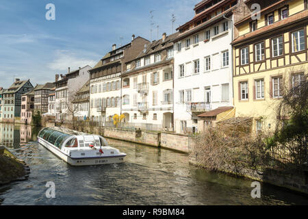 STRASBOURG, FRANCE - 03 avril 2018 : bateau de croisière plein de touristes dans le quartier pittoresque la Petite France à Strasbourg, en France, au printemps 2018 Banque D'Images