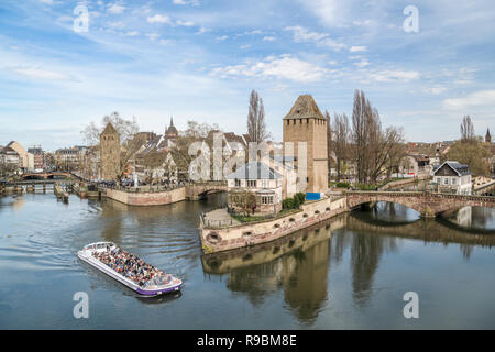 STRASBOURG, FRANCE - 03 avril 2018 : bateau de croisière sur le canal d'eau près de la Petite France à Strasbourg, en France, au printemps 2018 Banque D'Images