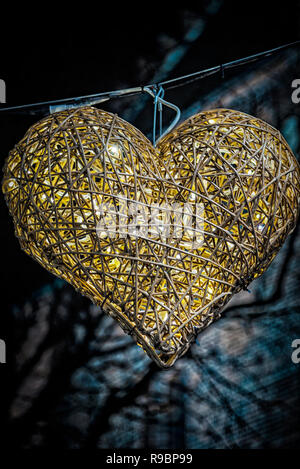 Un coeur en osier avec des lumières à l'intérieur. L'une des nombreuses décorations de Noël à Helsingborg, Suède. Banque D'Images