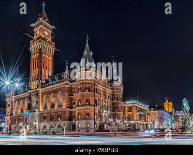 HELSINGBORG, Suède - 12 décembre 2018 : une longue nuit de l'exposition scène de Helsingborgs Hôtel de ville et la place principale de la ville. Banque D'Images