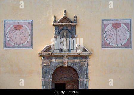 La France. Alpes de Haute Provence. Jausiers (04). Valey de l'Ubaye. Façade de l'église de Saint Nicolas de Myre et ses cadrans solaires Banque D'Images