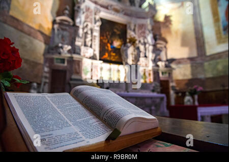 France. Alpes de haute Provence. Jausiers (04). Vallée d'Ubaye. Ouvrez la Bible dans l'église Saint Nicolas Banque D'Images