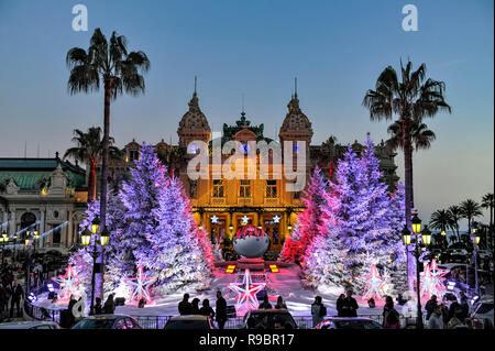 La France. Principauté de Monaco (98). Décoration de Noël en face de Casino de Monte-Carlo Banque D'Images