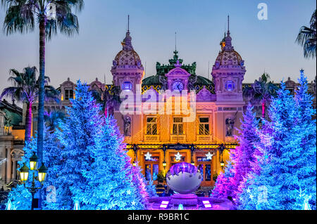 La France. Principauté de Monaco (98). Décoration de Noël en face de Casino de Monte-Carlo Banque D'Images