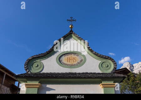 Christogram IHS, chapelle de San Cassiano, Tyrol du Sud, Italie Banque D'Images