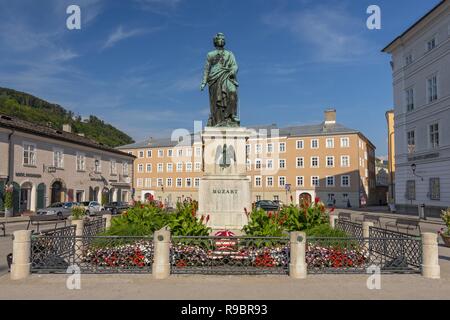 Wolfgang Amadeus Mozart monument statue à la place Mozartplatz, Salzbourg, Autriche. Banque D'Images