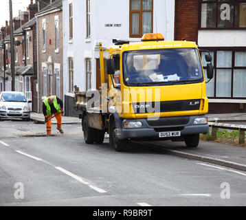 Un travailleur du Conseil raccommodage-de-poule dans une rue, à Stoke-on-Trent, Staffordshire, Angleterre, RU Banque D'Images