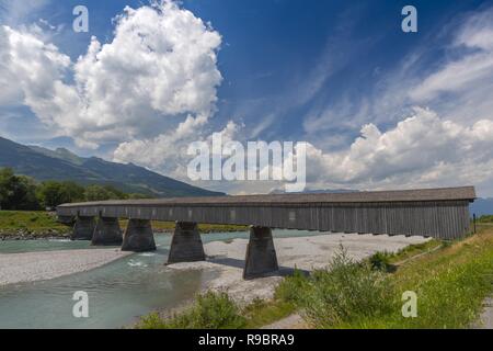 Vieux pont du Rhin de la Suisse vers le Liechtenstein à Vaduz. Banque D'Images