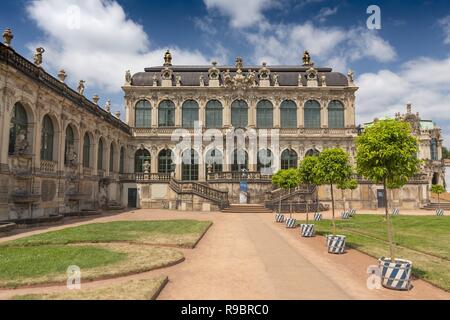 Le Mathematisch Physikalischer Coiffure, Cabinet Royal d'instruments mathématiques et physiques dans le Zwinger de Dresde, Allemagne. Est un musée historique d'horloges et d'instruments scientifiques. Banque D'Images