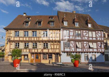 Le comptoir de Georges Restaurant et La Maison Bleue, maisons à colombages de la Place des 6 Montagnes Noires à Colmar, France. Banque D'Images