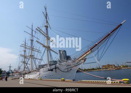 Bateau à voile à Dar Pomorza (cadeau de Poméranie) musée navire au port de la ville de Gdynia, Pologne. Banque D'Images