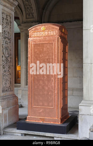 Londres, Royaume-Uni - 20 juin : cabine téléphonique à Londres le 20 juin 2012. Boîte de cuivre par Ian Richie RA avec des amis à l'IRAL au Royal Academy de Lon Banque D'Images