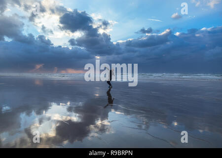 Sportsman sur la plage avec une raquette. Gaza - Palestine. Banque D'Images