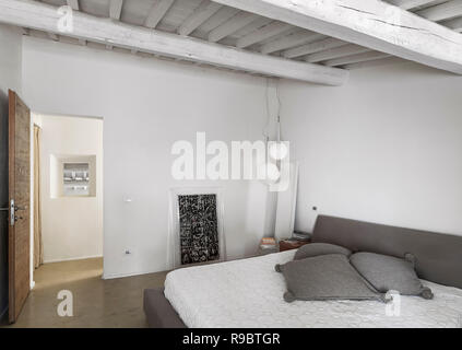 Photos de l'intérieur une chambre moderne avec plafond en bois et résine marbre Banque D'Images