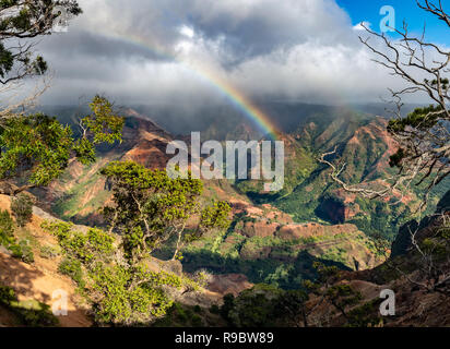 Arc en Ciel et nuages sur Waimea Canyon pendant un orage, Kawai, Hawai Banque D'Images