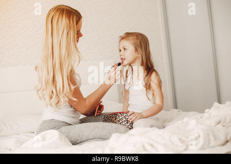 Mère avec cute blonde fille Banque D'Images