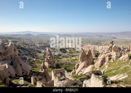 La Turquie en Cappadoce Üçhisar formations volcaniques naturelles situées dans le château et la vallée. Banque D'Images