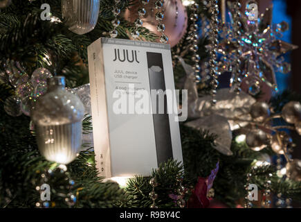 Boîte contenant de la nicotine et de gousses JUUL distributeur on Christmas Tree Banque D'Images