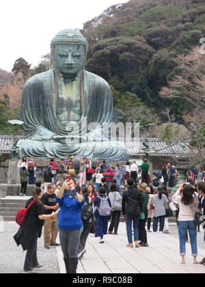 À presque 44ft de haut, la statue du Grand Bouddha de Kotoku-in à Kamakura domine les touristes et les visiteurs du site Banque D'Images