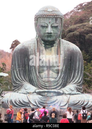 La gigantesque statue en bronze, de 44 pieds de hauteur, près du Grand Bouddha à Kotoku-in Temple à Kamakura est un trésor national datant de 1252. Banque D'Images