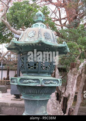 La gigantesque statue en bronze, de 44 pieds de hauteur, près du Grand Bouddha à Kotoku-in Temple à Kamakura est un trésor national datant de 1252. Banque D'Images