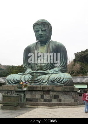 La gigantesque statue en bronze, de 44 pieds de hauteur, près du Grand Bouddha à Kotoku-in Temple à Kamakura est un trésor national datant de 1252. Banque D'Images