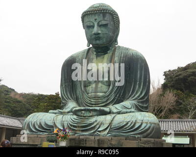 La gigantesque statue en bronze, de 44 pieds de hauteur, près du Grand Bouddha à Kotoku-in Temple à Kamakura est un trésor national datant de 1252. Banque D'Images