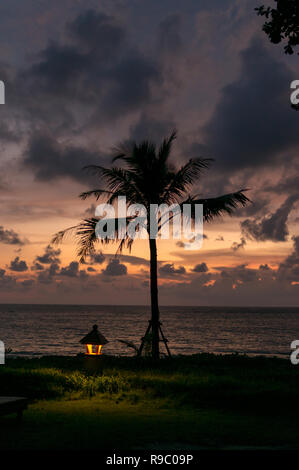 Plage océan coloré coucher du soleil avec quelques nuages au cours de l'heure d'été en Asie Banque D'Images