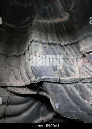 La gigantesque statue en bronze, de 44 pieds de hauteur, près du Grand Bouddha à Kotoku-in Temple à Kamakura est un trésor national datant de 1252. Banque D'Images