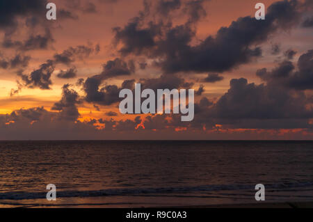 Plage océan coloré coucher du soleil avec quelques nuages au cours de l'heure d'été en Asie Banque D'Images