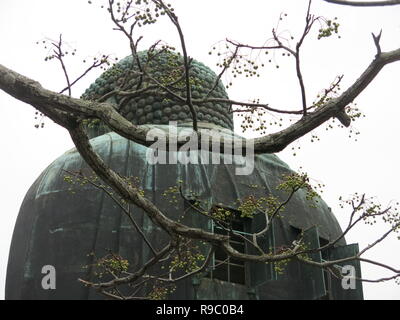 Vue arrière de la gigantesque statue de bronze, de 44 pieds de hauteur, près du Grand Bouddha au Temple Kotoku-in à Kamakura, un trésor national Banque D'Images