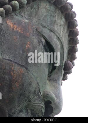 La gigantesque statue en bronze, de 44 pieds de hauteur, près du Grand Bouddha au Temple Kotoku-in à Kamakura, un trésor national ; close-up de l'œil droit Banque D'Images